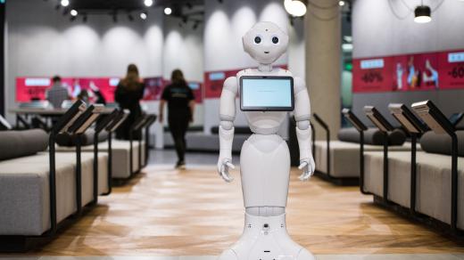 S nákupem zákazníkům v obchodu s obuví na Novém Smíchově radí robot Pepper.