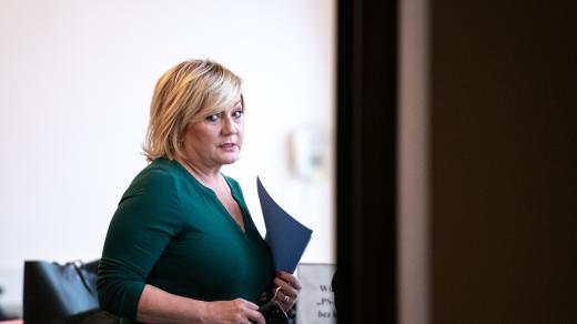 Alena Schillerová před jednáním Poslanecké sněmovny