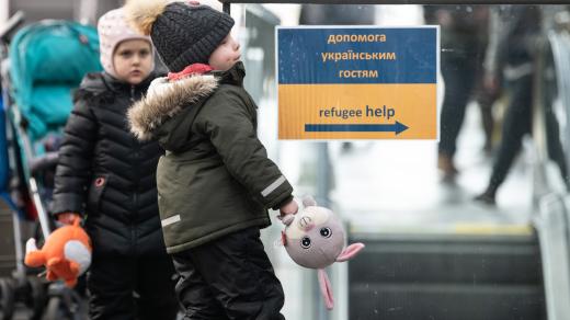 Ukrajinští uprchlíci přijeli vlakem z Přemyšle na Hlavní nádraží v Praze.