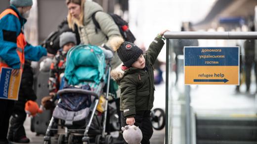 Ukrajinští uprchlíci přijeli vlakem z Přemyšle na Hlavní nádraží v Praze.
