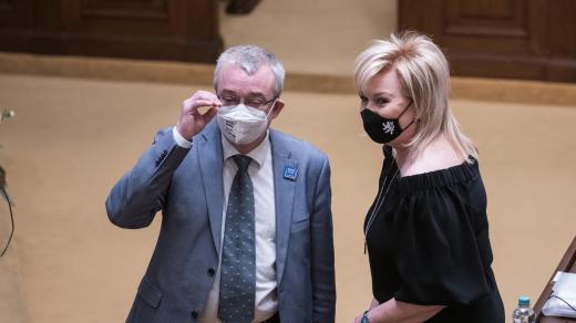 Marek Benda a Alena Schillerová v Poslanecké sněmovně.