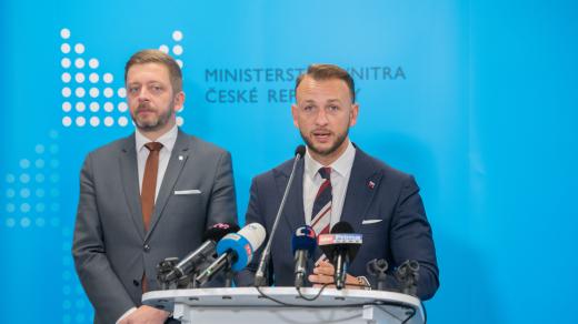 Slovenský ministr vnitra Matúš Šutaj Eštok s jeho českým protějškem Vítem Rakušanem