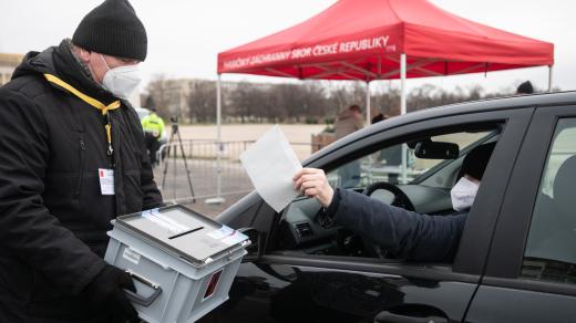 Prezidentské volby pro voliče nakažené covidem-19. Drive-in volební místo na Letenské pláni