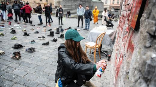 Na ni ukrajinská scénografka Margarita Chala nasprejovala červenou barvou nápis „Russia, stop the killing“ (Rusko, zastav zabíjení)