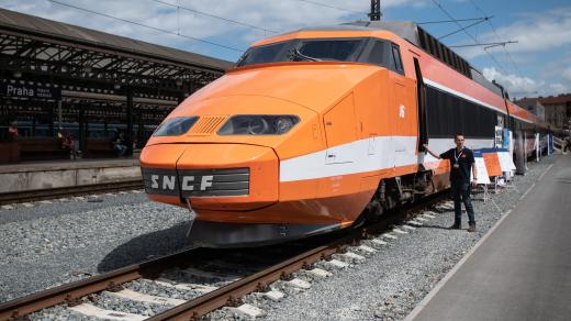 Na pražském hlavním nádraží mohou cestující i milovníci železnice obdivovat 42 let starou soupravu francouzského expresu TGV