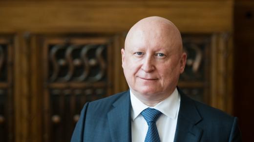Ministr průmyslu a obchodu, Karel Havlíček a ředitel ČEZ, Daniel Beneš podepsali memorandum přípravy továrny na bateriové články do elektromobilů.