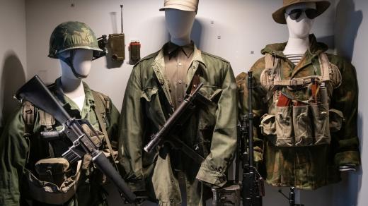 Mezitím se vojáci v těchto uniformách snaží puškou M16  přesvědčit Vietnam a pár dalších států o výhodách demokracie