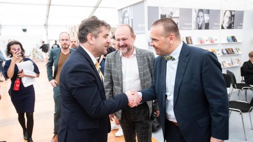 Svět knihy 2022, ministr kultury Martin Baxa a velvyslanec Ukrajiny Jevhen Prebyjnis při slavnostním otevření stánku s ukrajinskou literaturou.
