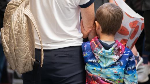 Na nových školácích byla vidět nervozita, mnozí se tak pevně drželi rodičů