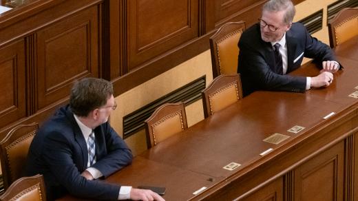 Premiér Petr Fiala a ministr financí Zbyněk Stanjura (oba ODS) ve Sněmovně