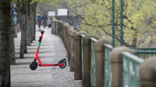 Koloběžka v ulicích Prahy