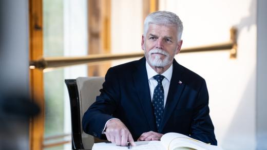 Petr Pavel při podpisu do návštěvní knihy Pražského hradu u příležitosti setkání prezidentů V4