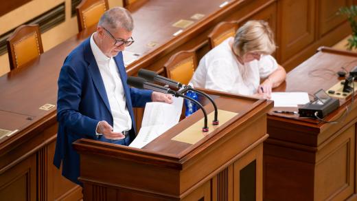 Andrej Babiš (hnutí ANO) ve Sněmovně kritizoval financování armády. K řečnickému puultíku si přinesl i graf