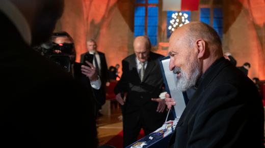 Katolický kněz a filozof Tomáš Halík ukázal Řád Tomáše Garrigua Masaryka novinářům