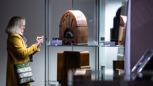 Popisky přibližují výstavu i lidem, kteří nemají s rozhlasovou technikou žádné zkušenosti