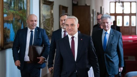 Josef Středula přichází na jednání tripartity