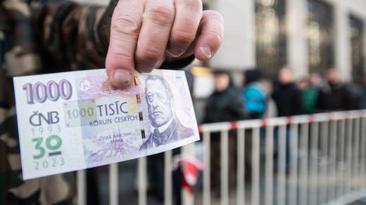 Fronta před Českou národní bankou na výroční tisícikorunu