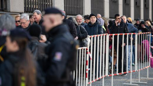 Fronta před Českou národní bankou na výroční tisícikorunu