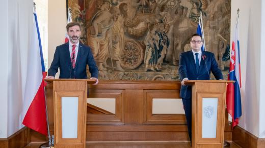 Slovenský ministr zahraničí Juraj Blanár a jeho český protějšek Jan Lipavský (Piráti) na tiskové konferenci