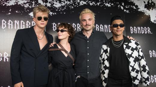 Hlavní herci filmu BANGER, (zleva) Adam Mišík, Anna Fialová a Marsell Bendig a režisér Adam Sedlák (druhý zprava) při jeho premiéře