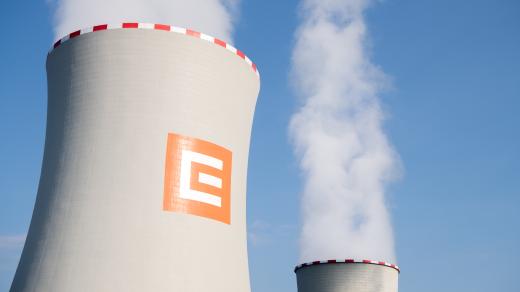 Logo společnoti ČEZ na chladící věži paroplynové elektrárny Počerady