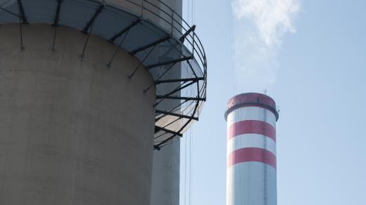 Komín nad elektrárnou Počerady