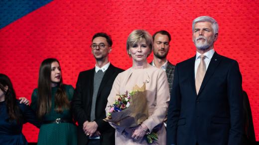 Petr Pavel s manželkou zpívají hymnu po vyhlášení výsledků voleb