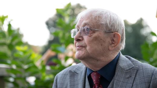 Odhalení pamětní desku oscarovému režisérovi Jiřímu Menzelovi. Jiří Suchý