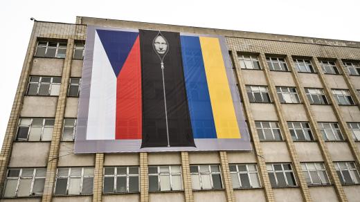Banner na budově vnitra.
