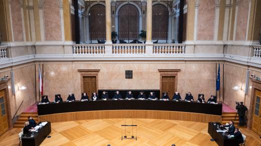 Ústavní soud v Brně projednává stížnost 71 poslanců hnutí ANO na zpomalení valorizace penzí