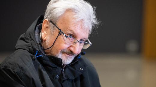 Jan Cimický přichází k soudu