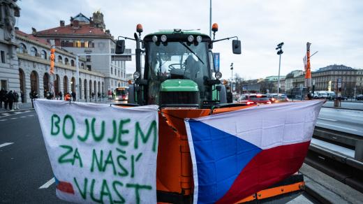 Protestující část zemědělců zaplnila svou těžkou technikou magistrálu