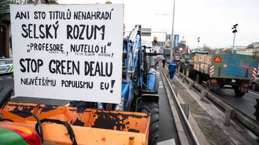 Protestující část zemědělců zaplnila svou těžkou technikou magistrálu