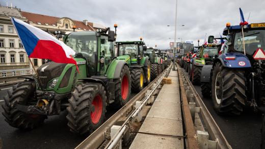 Protestující část zemědělců zaplnila svou těžkou technikou magistrálu