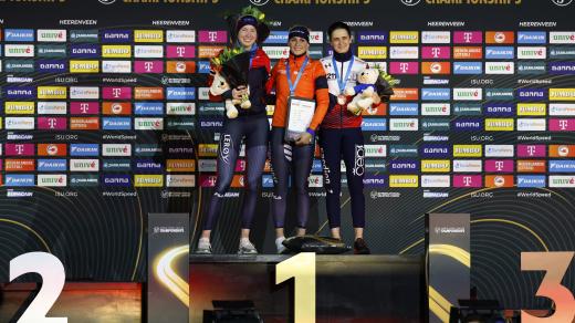 Martina Sáblíková na stupních vítězů po závodě na 5000 metrů