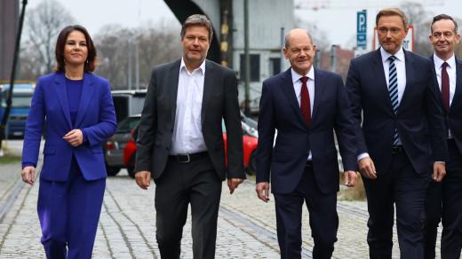 Zleva spolupředsedkyně německé strany Zelených Annalena Baerbocková, Robert Habeck, Olaf Scholz a šéf FDP Christian Lindner