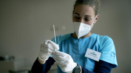 Testování na Covid-19 v domově seniorů.