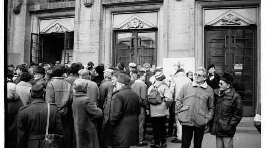 Skauti před Městskou knihovnou v Praze, 2. prosince 1989