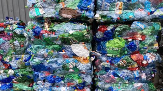 Slisované plasty na prodej