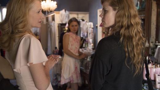 Patricia Clarksonová, Eliza Scanlenová a Amy Adamsová v minisérii Ostré předměty