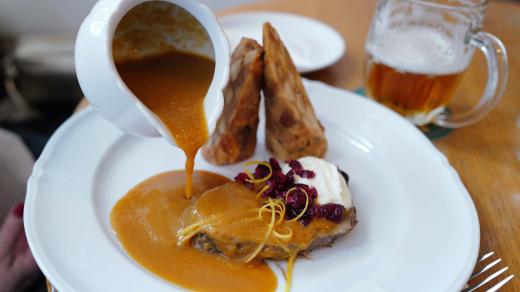 Svíčková pečeně na smetaně s omáčkou podávanou v omáčníku, restaurace Mincovna na pražském Staroměstském náměstí