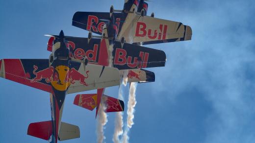 Letecká akrobatická skupina Flying Bulls 4x XA-42