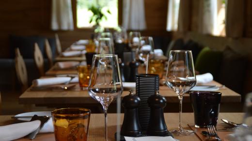 prostřený stůl v restauraci