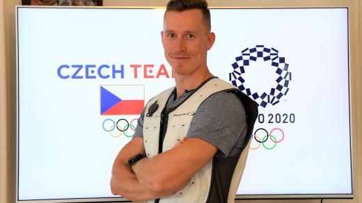 Cyklista Tomáš Bábek ve speciální chladicí vestě