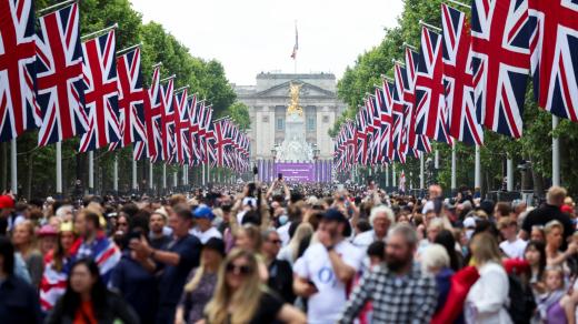 Oslav 70. výročí vlády britské královny Alžběty II se zúčasnily tisíce lidí. Pohled z ulice The Mall na Buckinghamský palác