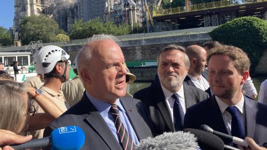 Vedoucí rekonstrukce katedrály generál Jean-Louis Georgelin a ministr dopravy Clément Beaune (zleva)