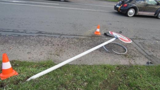 Řidič při nehodě poškodil i dopravní značku Zákaz vjezdu cyklistům