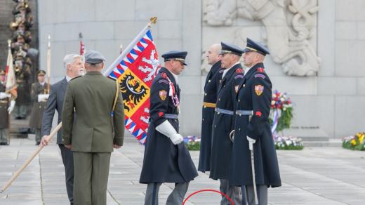 KOLÁŽ Prezident Petr Pavel omylem srazil čepici vojákovi Hradní stráže