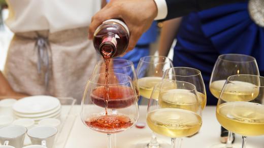 Večírek, alkohol (ilustrační foto)