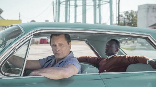 Viggo Mortensen a Mahershala Ali ve filmu Zelená kniha